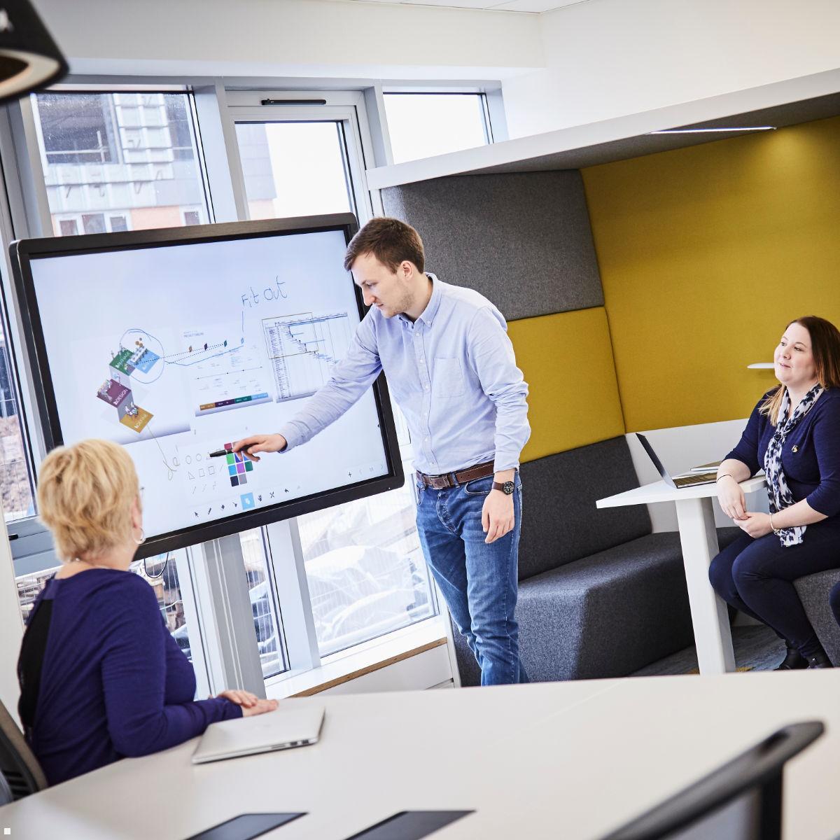 Clevertouch UX Pro Touchscreen 55 Zoll 4K UHD, interaktives Whiteboard, Huddle Room