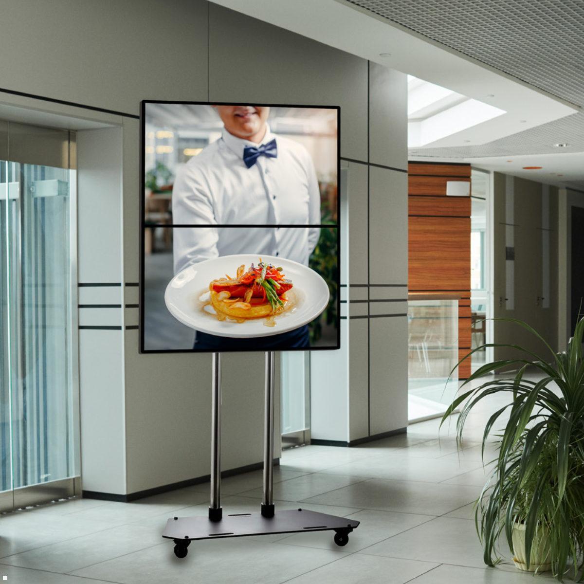 Edbak TR3 mobiler Monitorständer für 2 Displays übereinander bis 60 Zoll Anwendungsbeispiel Hotel Restaurant Foyer