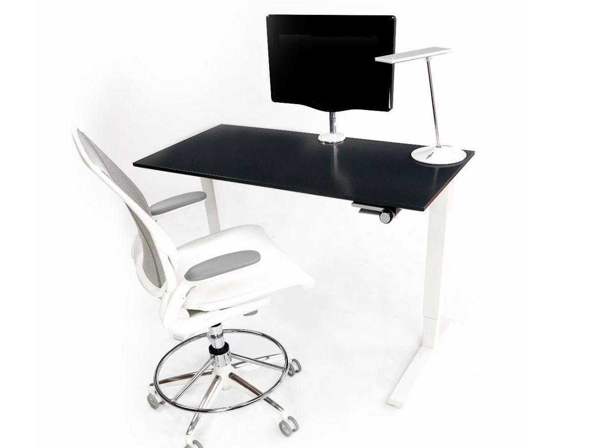 Humanscale FLOAT Steh-Sitz Arbeitsplatz / Tisch FTWR626016WHFS, silber mit Monitorhalter und Bildschirm