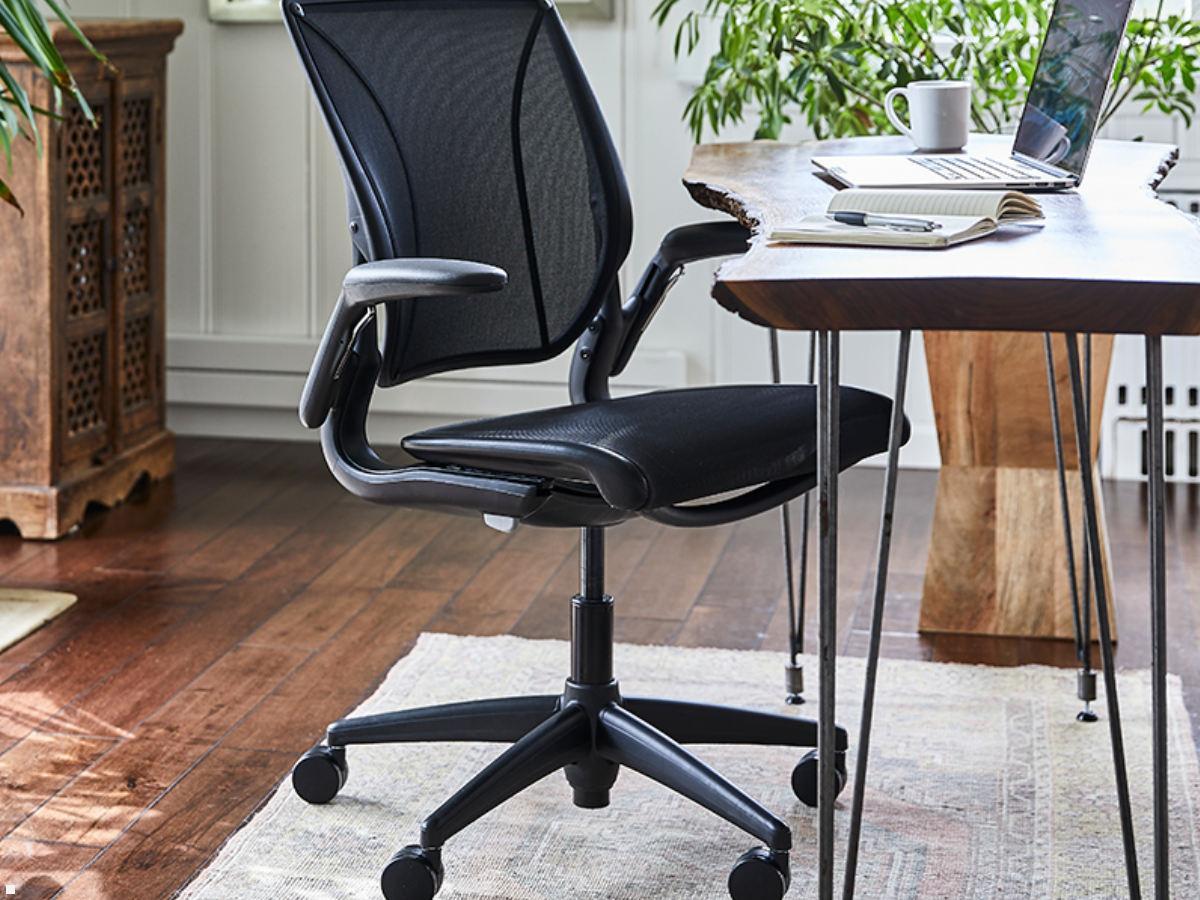 Humanscale Diffrient World ONE Chair Bürostuhl WLT1BR10R10-S, schwarz Anwendungsbeispiel