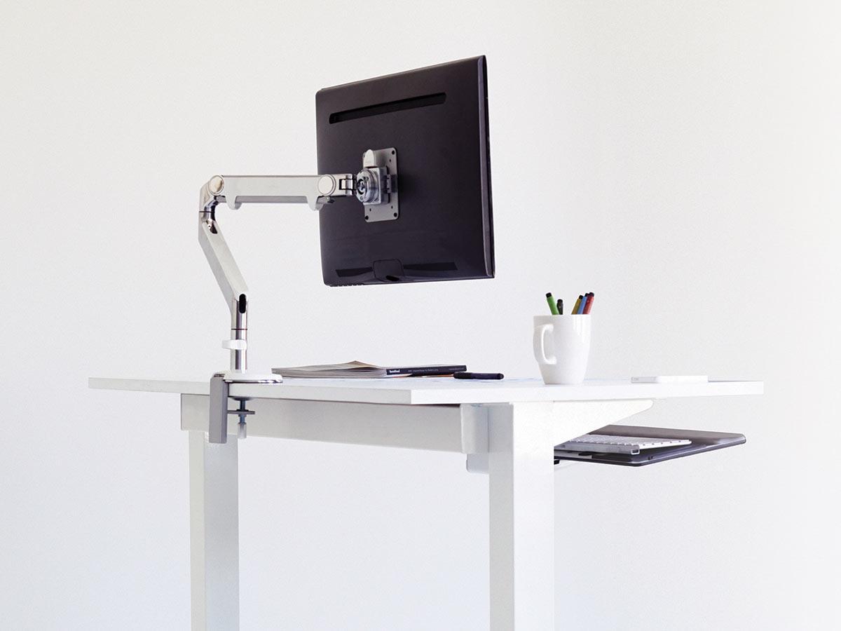 Humanscale FLOAT Steh-Sitz Arbeitsplatz / Tisch FTWR626016WHF, weiß mit MOnitorhalterung und Display