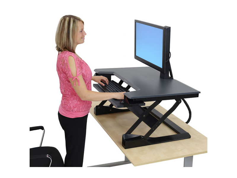 Ergotron 33-397-085 WorkFit-T Sit-Stand Desktop Workstation schwarz mit Mensch